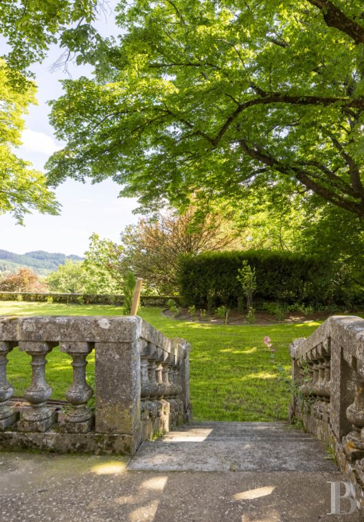 En Ardèche, à Vernoux-en-Vivarais, une maison du 19e siècle et son jardin dominant les reliefs - photo  n°2